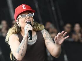Tash Sultana with Daisy the Great